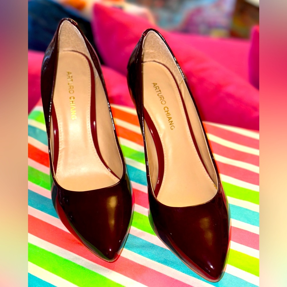 EUC 3.5 inch burgundy patent leather pumps/heels. Arturo Chang, size 9.5.